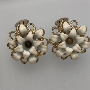 VINTAGE SARAH COVENTRY WHITE ENAMEL 3-D FLOWER CLIP EARRINGS-PAT PENDING-PRETTY